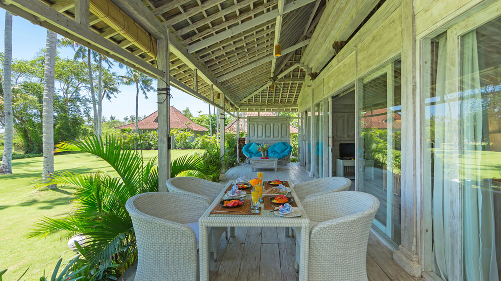 Sungai Tinggi Beach Villa - Joglo dining area setting